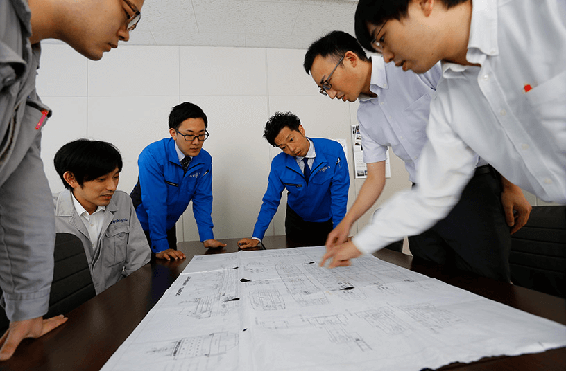 造船所設計部との図面打合せ。小さな文字も見落とせません。