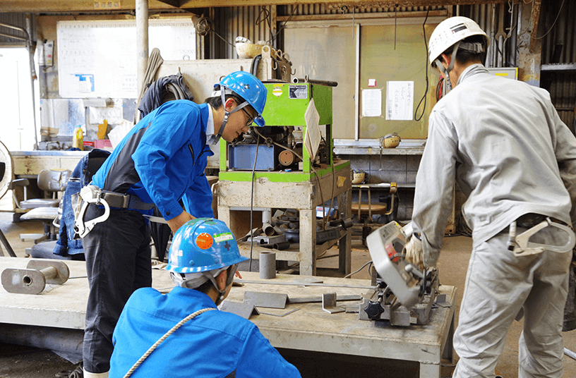 造機工場での作業機械の確認。機械の故障で作業が止まらないよう修理部品をチェックします。