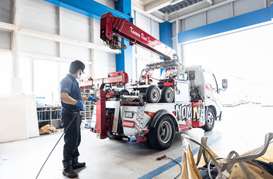 けん引車の移動式クレーンワイヤーロープの交換作業